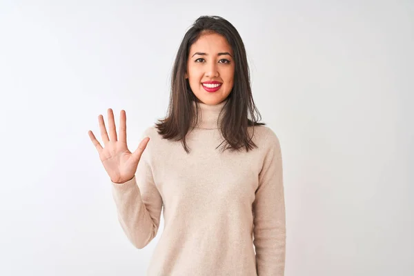 美丽的中国女人穿着高领毛衣 站在孤零零的白色背景上 带着五号手指指尖 面带微笑 自信而快乐 — 图库照片