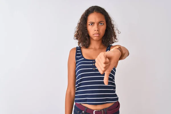 Jovem Brasileira Vestindo Camiseta Listrada Sobre Fundo Branco Isolado Parecendo — Fotografia de Stock