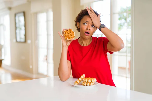 Ung Afrikansk Amerikansk Kvinna Som Äter Söt Våffla Stressad Med — Stockfoto