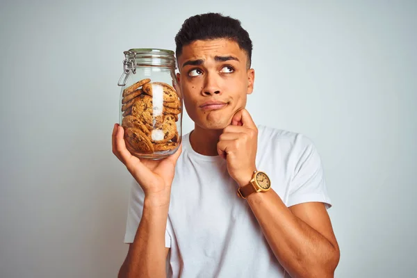 Junger Brasilianischer Mann Mit Glas Kekse Vor Isoliertem Weißem Hintergrund — Stockfoto