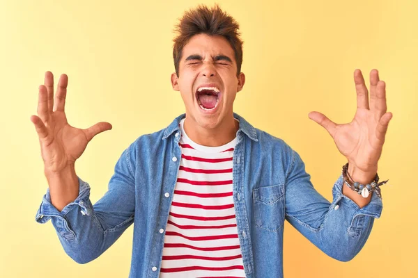 Homem Bonito Jovem Vestindo Camiseta Listrada Camisa Jeans Sobre Fundo — Fotografia de Stock