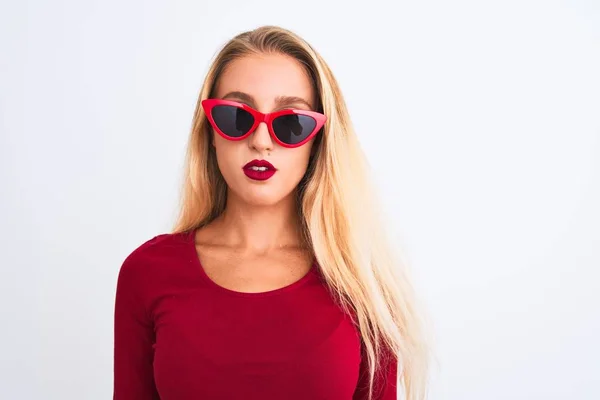 Jeune Belle Femme Portant Shirt Rouge Des Lunettes Soleil Sur — Photo