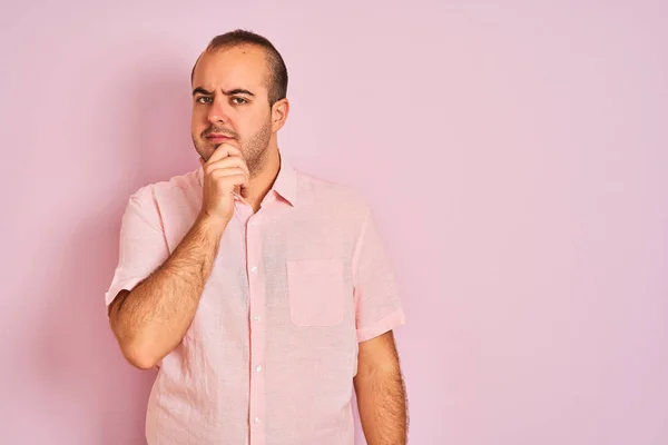 Giovane Uomo Che Indossa Camicia Elegante Piedi Sopra Isolato Sfondo — Foto Stock