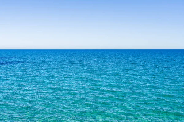 在阳光明媚的日子里 美丽美丽的蓝色海洋和岩石 海滩边的自然户外景观 — 图库照片