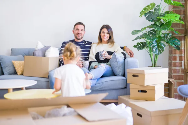 Hermosa Familia Padres Sentados Sofá Bebiendo Café Mirando Hijo Jugando — Foto de Stock