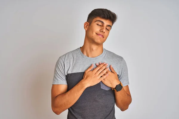 Jovem Índio Vestindo Camiseta Casual Sobre Fundo Branco Isolado Sorrindo — Fotografia de Stock