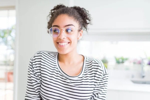 Beautiful Young African American Woman Afro Hair Wearing Glasses Smiling — Stock Photo, Image