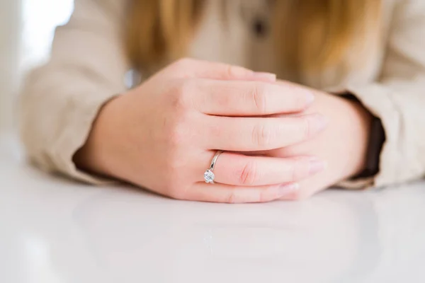 Primer plano de mujer dedo mostrando anillo de compromiso con ha cruzado — Foto de Stock