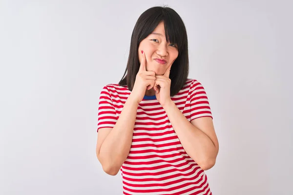 Jonge Mooie Chinese Vrouw Draagt Rood Gestreepte Shirt Geïsoleerde Witte — Stockfoto