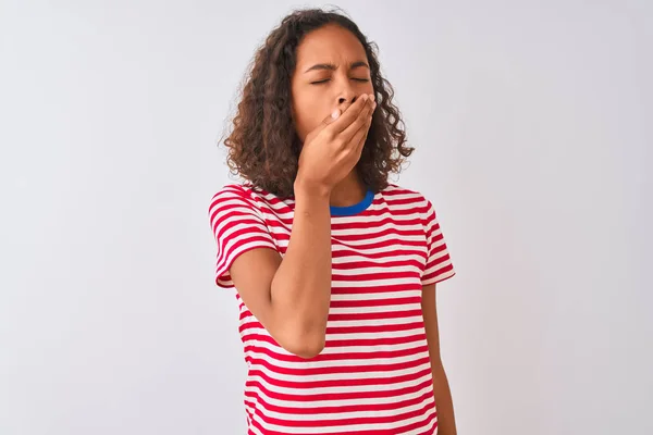 Mujer Brasileña Joven Vistiendo Camiseta Rayas Rojas Pie Sobre Fondo — Foto de Stock