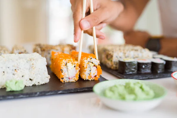 Yakın yukarı renkli Suşi Asya gıda, adam elleri tutan Sushi p — Stok fotoğraf