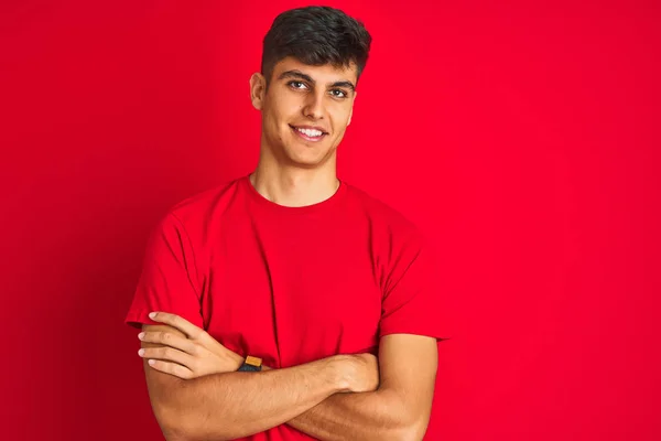 Jeune Homme Indien Portant Shirt Debout Sur Fond Rouge Isolé — Photo