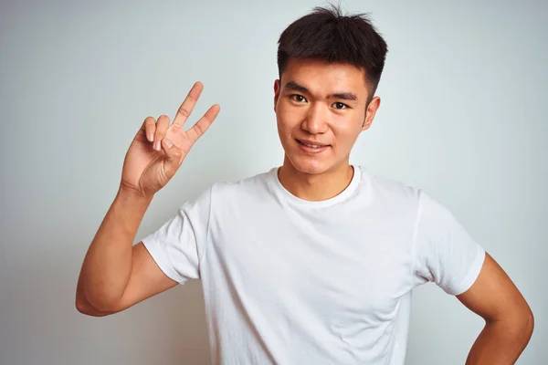 Joven Asiático Chino Hombre Vistiendo Camiseta Pie Sobre Fondo Blanco —  Fotos de Stock