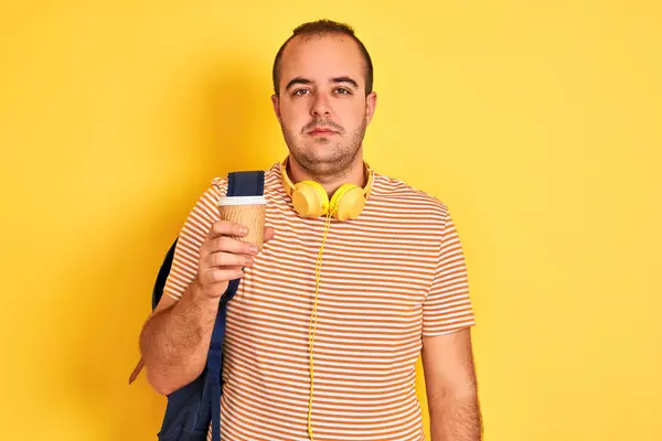 Student Muž Sobě Batoh Sluchátka Pití Kávy Přes Izolované Žluté — Stock fotografie