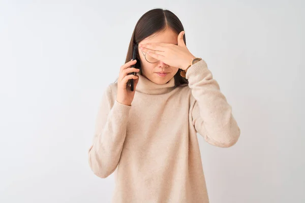 Joven Mujer China Hablando Teléfono Inteligente Sobre Aislado Fondo Blanco —  Fotos de Stock