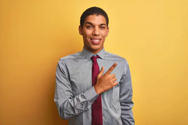 Jovem Empresário Árabe Bonito Vestindo Camisa Gravata Sobre Fundo Amarelo — Fotografia de Stock