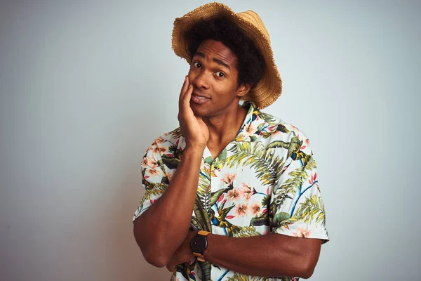 Hombre Afroamericano Vacaciones Con Camisa Verano Sombrero Sobre Fondo Blanco — Foto de Stock