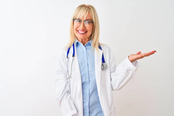 Médico Meia Idade Mulher Usando Óculos Estetoscópio Sobre Fundo Branco — Fotografia de Stock