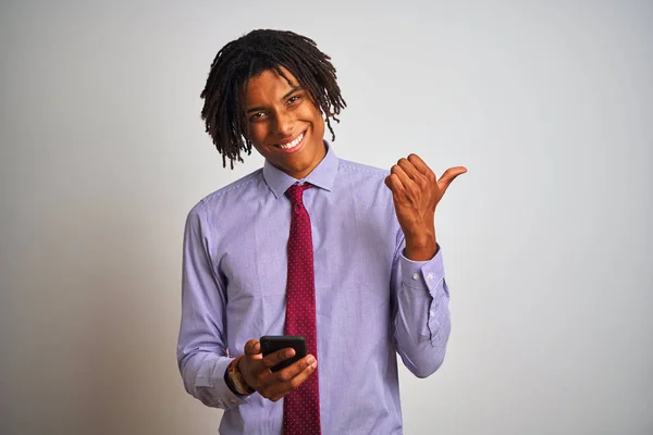 Afro Αμερικανός Επιχειρηματίας Dreadlocks Χρησιμοποιώντας Smartphone Πάνω Από Απομονωμένο Λευκό — Φωτογραφία Αρχείου