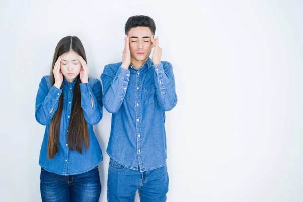 Hermosa Pareja Asiática Joven Sobre Fondo Blanco Aislado Con Mano —  Fotos de Stock