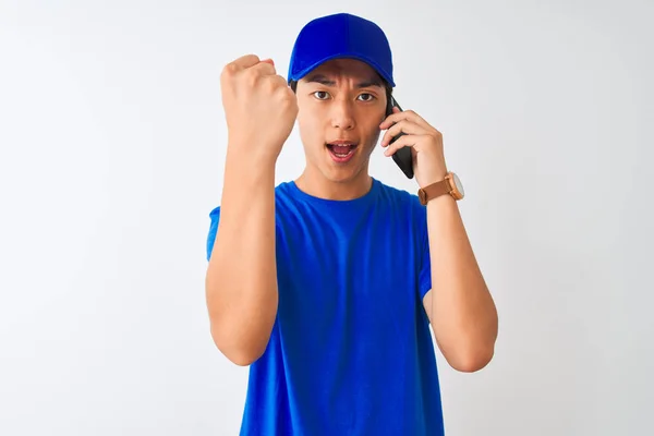 Κινέζος Deliveryman Φορώντας Καπέλο Μιλώντας Στο Smartphone Πάνω Από Απομονωμένο — Φωτογραφία Αρχείου