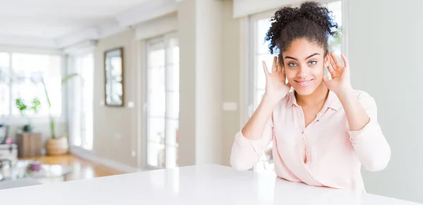 Grand Angle Belle Femme Afro Américaine Aux Cheveux Afro Essayant — Photo