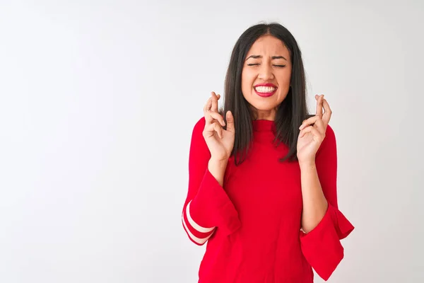 Jovem Mulher Chinesa Bonita Vestindo Vestido Vermelho Sobre Fundo Branco — Fotografia de Stock