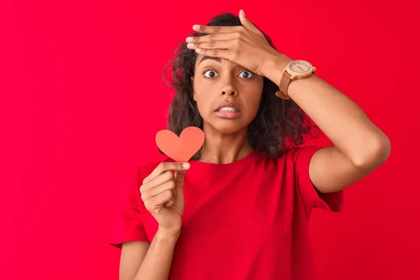 Jovem Brasileira Segurando Coração Papel Sobre Fundo Vermelho Isolado Estressado — Fotografia de Stock