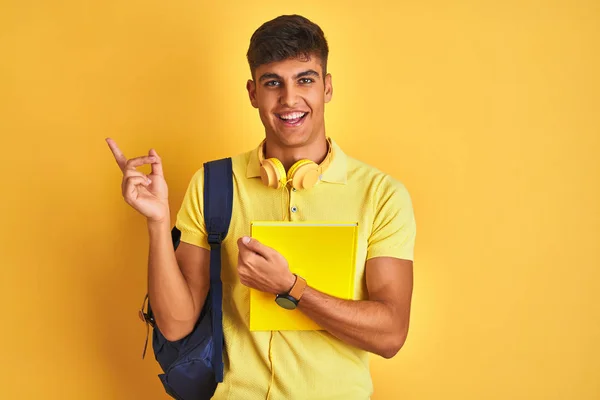 Sırt Çantası Kulaklığı Takan Hintli Öğrenci Sarı Arka Plan Üzerine — Stok fotoğraf
