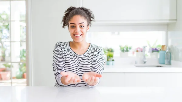 Vacker Afrikansk Amerikansk Kvinna Med Afro Hår Bär Casual Randig — Stockfoto