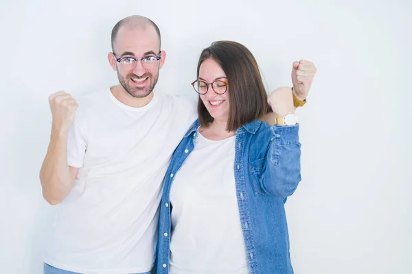 Genç Çift Gözlük Takıyor Beyaz Arka Planda Gururla Haykırıyor Zaferi — Stok fotoğraf