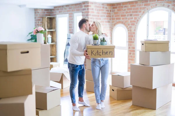 Jong Mooi Paar Bewegende Kartonnen Dozen Bij New Home — Stockfoto