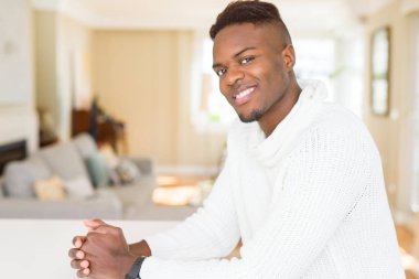 Büyük bir gülümseme ile neşeli gülümseyen yakışıklı Afrikalı genç adam 