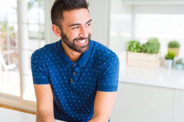 Ev uzak tarafına gülümseme ile yüzünde, doğal ifade arıyorum, yakışıklı İspanyol adam. Kendine güvenen gülüyor.