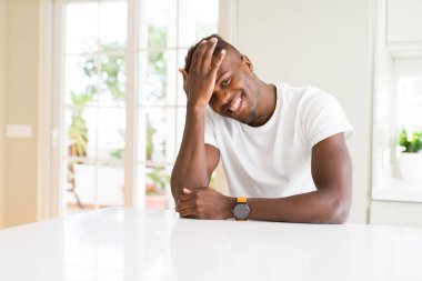 Beyaz masadaki yakışıklı Afro-Amerikan adam hata yaptığında şaşırdı. Hatayı hatırla. Unuttum, kötü hafıza konsepti.