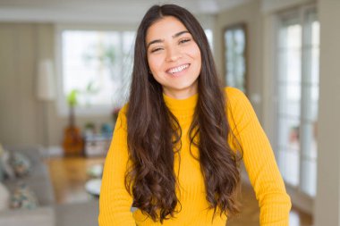 Güzel esmer kadın neşeli, mutlu ve olumlu görünümlü gülümseyen