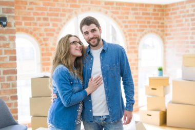 Karton kutular etrafında genç çift çok mutlu bir yeni h hareket