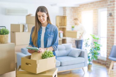 Genç çift yeni bir eve hareket, güzel kadın gülümseyen Movin