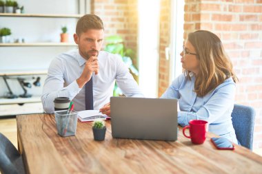 Ofiste birlikte çalışan kadın ve erkek genç iş ekibi