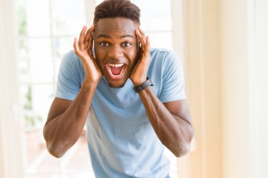 Afrikalı Amerikan adam çok heyecanlı çığlık ve succ kutluyor