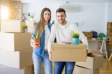 Güzel genç çift yeni bir eve hareket, mutlu Hold gülümseyen