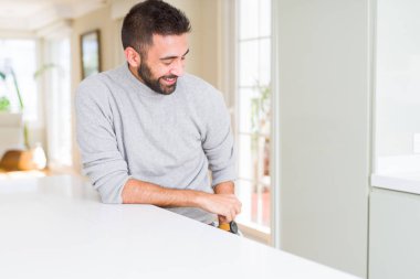 Yakışıklı adam, büyük bir gülümseme ile yüz gösteren neşeli gülümseyen