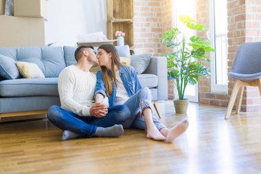 Yeni daire, SM katında oturan genç güzel çift