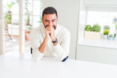 Yakışıklı adam, büyük bir gülümseme ile yüz gösteren neşeli gülümseyen