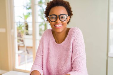 Afro saçlı gözlüklü güzel genç Afrika kadın