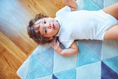 Güzel yürümeye başlayan çocuk kız