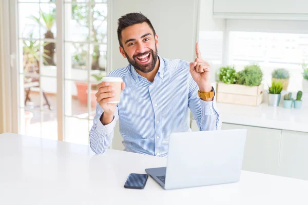 Hombre Hispano Guapo Trabajando Usando Computadora Portátil Bebiendo Una Taza — Foto de Stock