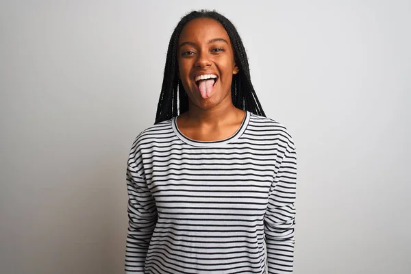 Joven Mujer Afroamericana Vistiendo Camiseta Rayas Pie Sobre Fondo Blanco —  Fotos de Stock