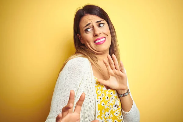 Jonge Mooie Vrouw Draagt Jas Staande Gele Geïsoleerde Achtergrond Walgelijke — Stockfoto