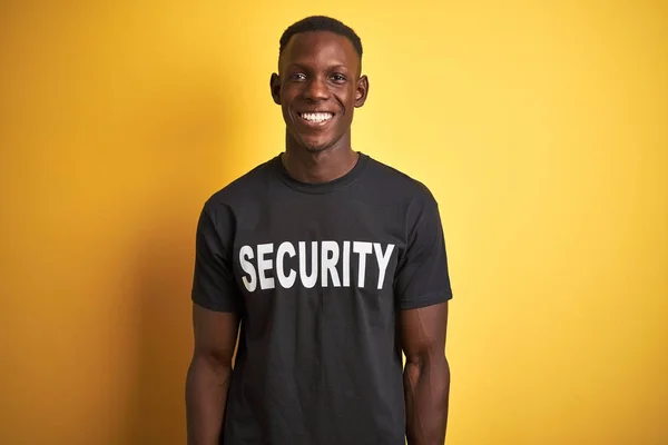 Homem Salvaguarda Afro Americano Vestindo Uniforme Segurança Sobre Fundo Amarelo — Fotografia de Stock